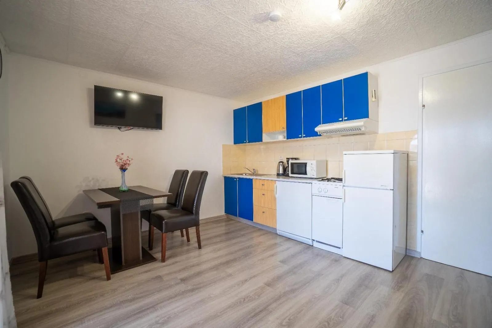 Apartments Pavic 0*, Vir